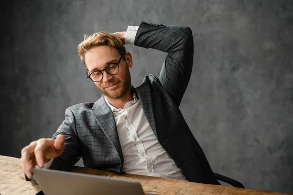 Homme Souriant Dans Des Lunettes Regardant Dans Écran Ordinateur Portable — Photo