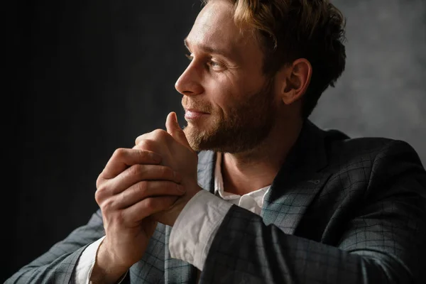 Retrato Hombre Sonriente Traje Mirando Lado Mientras Está Sentado Una —  Fotos de Stock