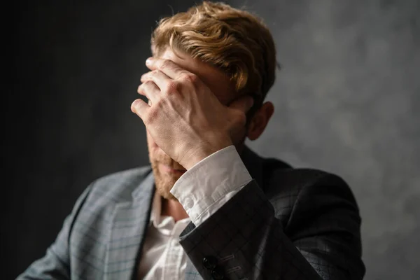 Das Porträt Eines Mannes Einer Jacke Der Sein Gesicht Mit — Stockfoto