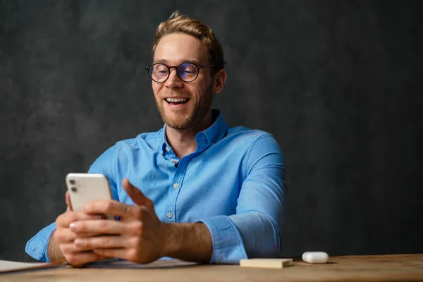 Hombre Negocios Sonriente Que Trabaja Con Computadora Teléfono Móvil — Foto de Stock