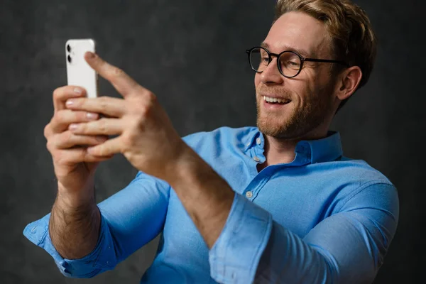 Yüzünün Önünde Cep Telefonu Tutan Orta Yaşlı Gülümseyen Bir Sarışının — Stok fotoğraf