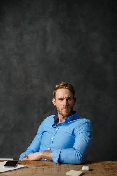 Retrato Vertical Homem Com Sobrancelhas Furadas Sentado Uma Mesa Estúdio — Fotografia de Stock