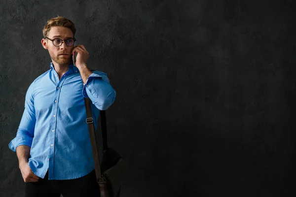 Uomo Sconvolto Camicia Blu Occhiali Con Una Borsa Sulla Spalla — Foto Stock