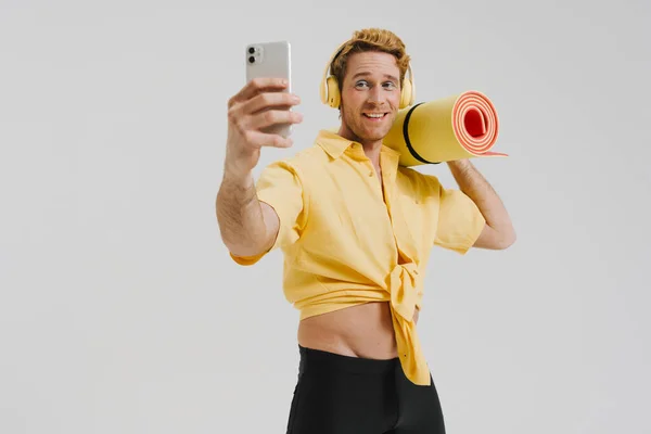 Sonriendo Joven Hombre Gay Blanco Llevando Alfombra Fitness Escuchando Música — Foto de Stock