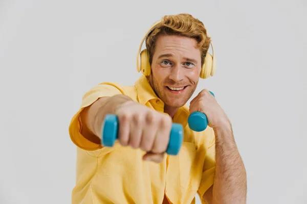 Sonriendo Joven Hombre Gay Blanco Llevando Alfombra Fitness Escuchando Música —  Fotos de Stock