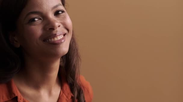Una Vista Cerca Una Mujer Afroamericana Sonriendo Aislada Sobre Fondo — Vídeo de stock