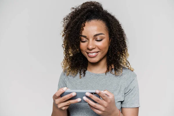 Retrato Uma Mulher Feliz Uma Camiseta Cinza Olhando Para Telefone — Fotografia de Stock