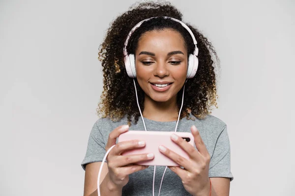 Ett Porträtt Lycklig Kvinna Hörlurar Som Håller Telefon Händerna När — Stockfoto