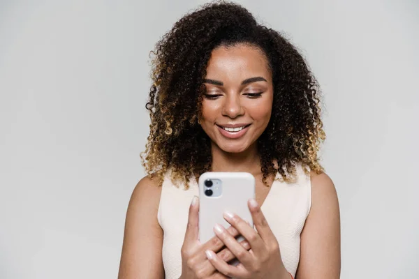 Ritratto Una Donna Sorridente Che Guarda Telefono Mentre Piedi Nello — Foto Stock