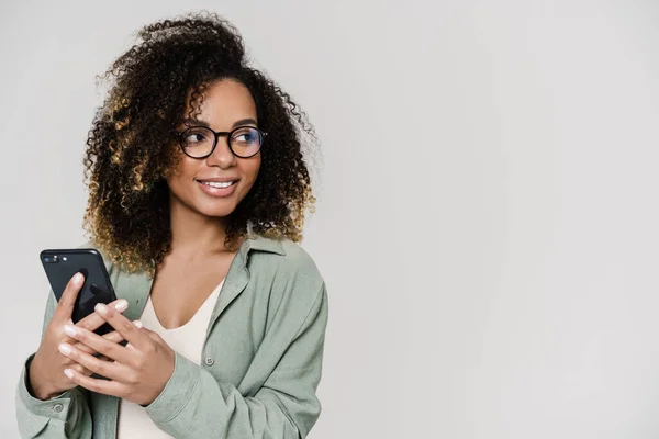 Mulher Feliz Segurando Telefone Nas Mãos Olhando Para Lado Enquanto — Fotografia de Stock