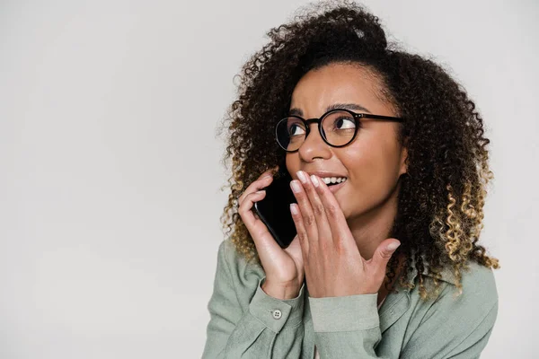 Μια Ευτυχισμένη Γυναίκα Μιλάει Στο Τηλέφωνο Και Καλύπτει Στόμα Της — Φωτογραφία Αρχείου