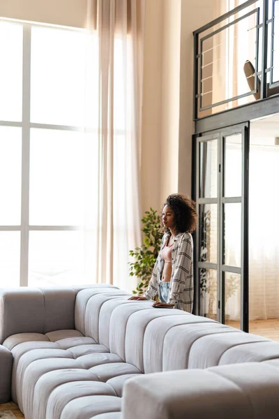 Young African Woman Casual Wear Standing Couch Her Modern Apartment — Stock Photo, Image