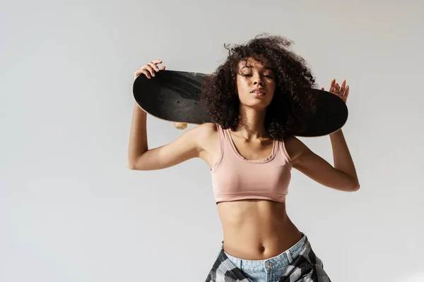 Ung Afrikansk Kvinna Bär Poserar Med Skateboard Isolerad Över Vit — Stockfoto