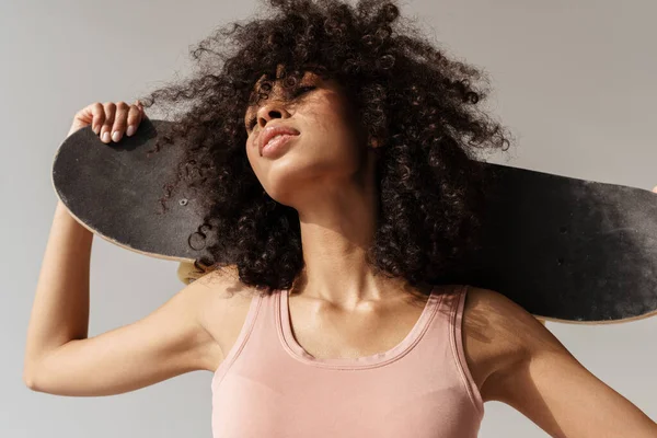 Ung Afrikansk Kvinna Bär Poserar Med Skateboard Isolerad Över Vit — Stockfoto