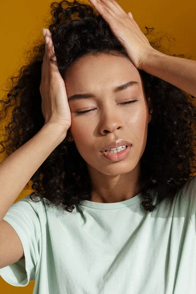 Mujer Africana Joven Con Camiseta Posando Sosteniendo Cabeza Aislada Sobre —  Fotos de Stock