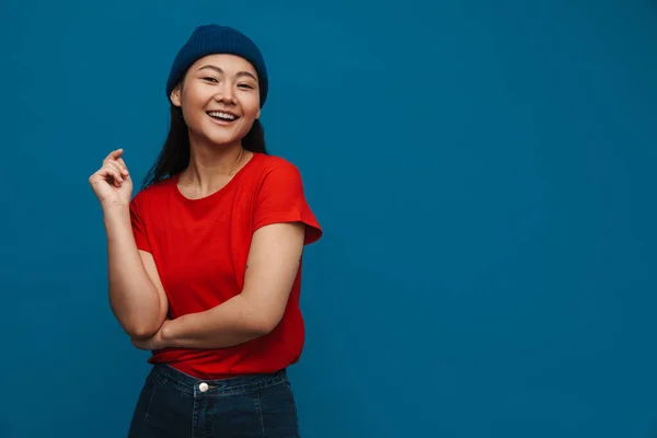 Gelukkig Jong Aziatisch Vrouw Casual Kleding Staande Blauwe Muur Achtergrond — Stockfoto