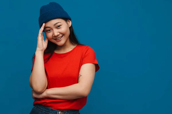 Aziatische Tiener Meisje Hoed Glimlachen Kijken Naar Camera Geïsoleerd Blauw — Stockfoto