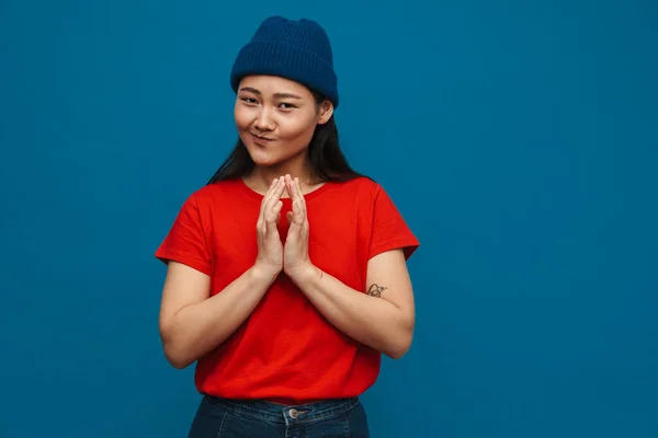 Asiatisk Tonåring Flicka Hatt Hålla Handflator Tillsammans Och Ler Isolerad — Stockfoto