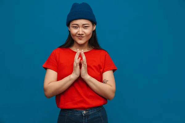 Asiatisk Tonåring Flicka Hatt Hålla Handflator Tillsammans Och Ler Isolerad — Stockfoto