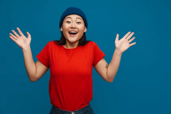 Spændt Asiatisk Teenager Pige Hat Gesturing Smilende Kamera Isoleret Blå - Stock-foto