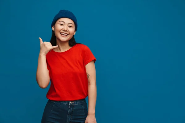 모자를 아시아 소녀가 웃으며 위에서 고립된 손동작을 — 스톡 사진