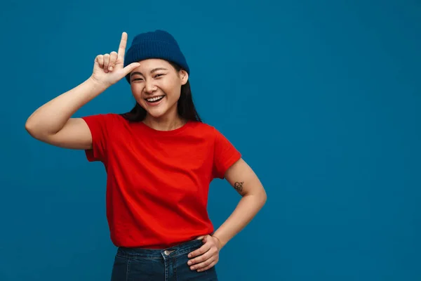 Asiatisk Tonåring Flicka Hatt Leende Och Peka Finger Uppåt Isolerad — Stockfoto