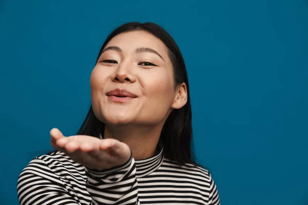 Glad Ung Asiatisk Kvinna Casual Kläder Står Över Blå Vägg — Stockfoto