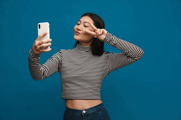 Улыбающаяся Азиатская Девочка Подросток Жестикулирует Делая Селфи Мобильном Телефоне Изолированном — стоковое фото