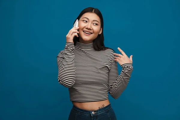 파란만장 위에서 전화로 이야기하는 아시아 — 스톡 사진
