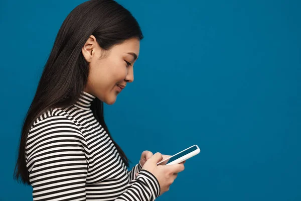Morena Asiática Adolescente Menina Pensando Usar Telefone Celular Isolado Sobre — Fotografia de Stock