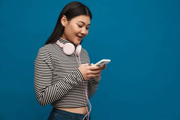 Feliz Joven Mujer Asiática Ropa Casual Pie Sobre Fondo Pared — Foto de Stock