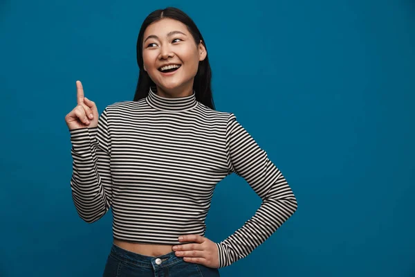 Brunette Aziatische Tiener Meisje Glimlachen Wijzend Vinger Naar Boven Geïsoleerd — Stockfoto