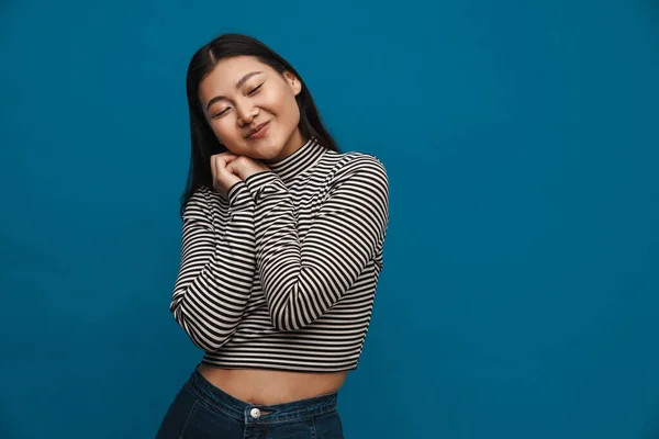 Bruneta Asijské Teen Dívka Pózovat Usmívat Kameru Izolované Přes Modré — Stock fotografie