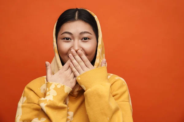 Aziatische Tiener Meisje Dragen Hoodie Bedekking Haar Mond Geïsoleerd Oranje — Stockfoto