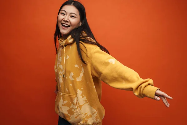 아시아 소녀가 주황색 카메라에 고립되어 — 스톡 사진