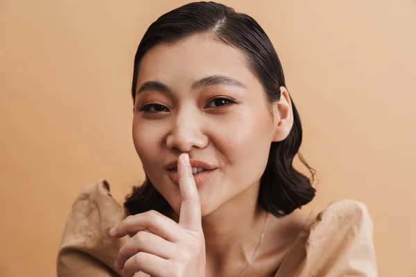 Jong Aziatische Brunette Vrouw Tonen Stilte Gebaar Camera Geïsoleerd Beige — Stockfoto