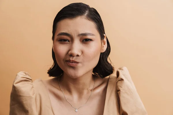 Joven Mujer Morena Asiática Haciendo Muecas Mirando Cámara Aislada Sobre — Foto de Stock