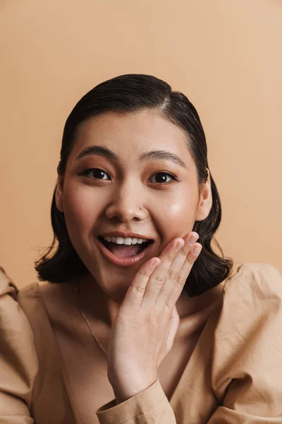 Jong Aziatische Opgewonden Vrouw Uiten Verrassing Camera Geïsoleerd Beige Achtergrond — Stockfoto