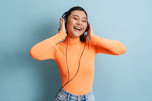 Feliz Sonriente Joven Asiática Morena Mujer Pie Sobre Fondo Azul — Foto de Stock