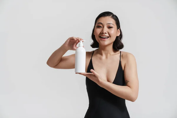 Bruneta Asijské Žena Sobě Plavky Úsměvem Ukazuje Krása Produkt Izolovaný — Stock fotografie