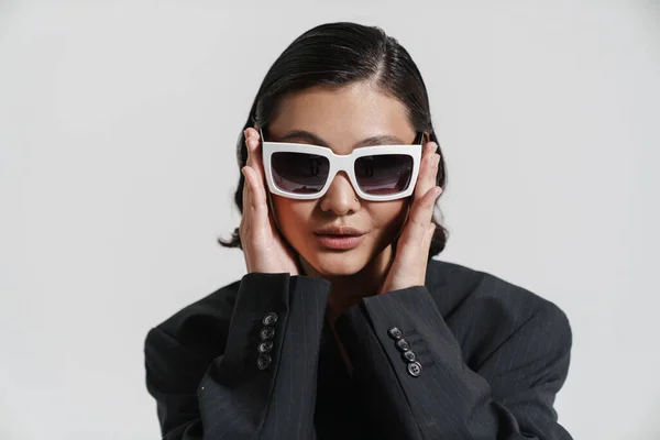 Junge Weiße Asiatische Frau Jacke Posiert Mit Sonnenbrille Über Weißem — Stockfoto