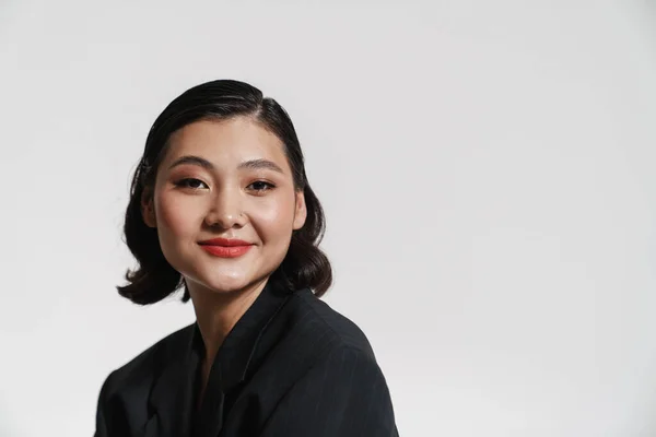 Morena Mujer Asiática Usando Chaqueta Sonriendo Cámara Aislada Sobre Fondo — Foto de Stock