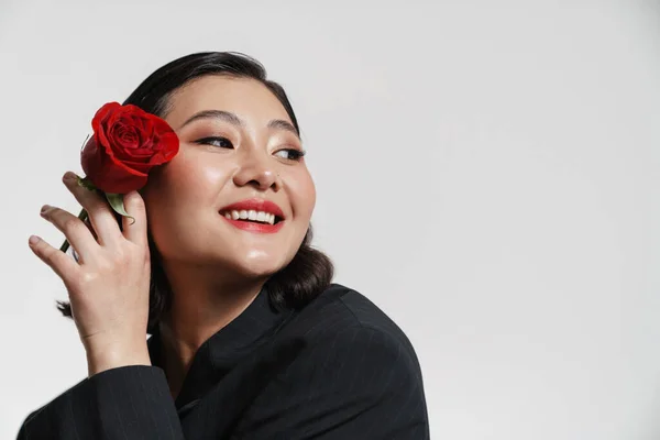 Brunetka Azjatycka Kobieta Kurtce Uśmiecha Się Pozowanie Różą Izolowane Białym — Zdjęcie stockowe