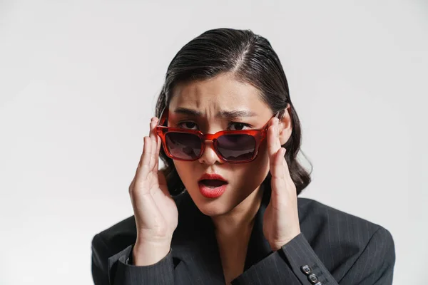 Morena Mujer Asiática Con Chaqueta Gafas Sol Frunciendo Ceño Cámara — Foto de Stock
