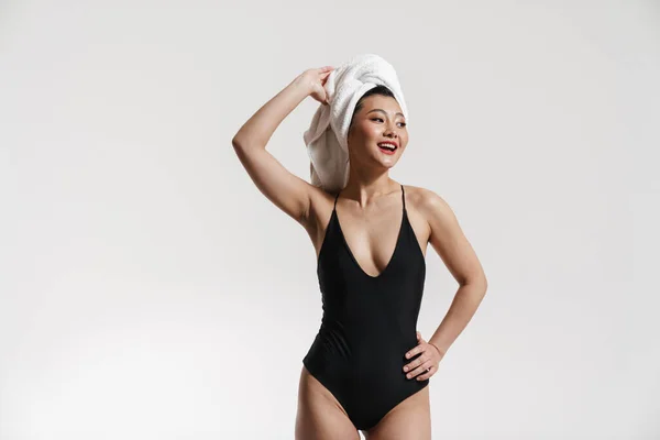 Morena Mujer Asiática Con Traje Baño Toalla Sonriendo Cámara Aislada —  Fotos de Stock