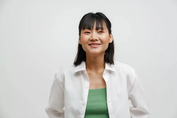 Jonge Aziatische Vrouw Dragen Shirt Glimlachen Kijken Naar Camera Geïsoleerd — Stockfoto