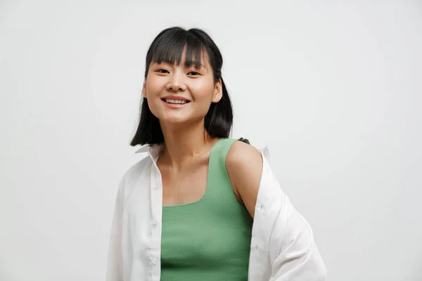 Jovem Mulher Asiática Vestindo Camisa Sorrindo Olhando Para Câmera Isolada — Fotografia de Stock