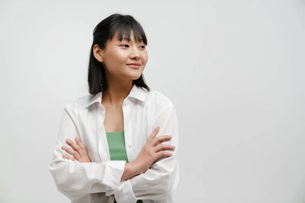 Giovane Donna Asiatica Indossa Camicia Sorridente Guardando Parte Isolato Sfondo — Foto Stock