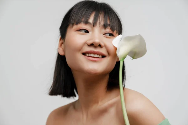 Jeune Asiatique Torse Femme Avec Piercing Posant Esprit Fleur Isolé — Photo