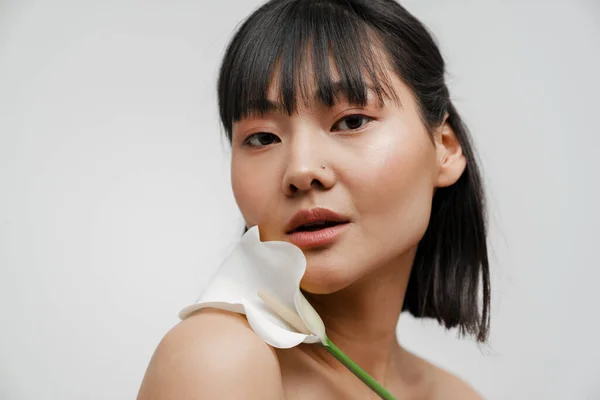 Jeune Asiatique Torse Femme Avec Piercing Posant Esprit Fleur Isolé — Photo